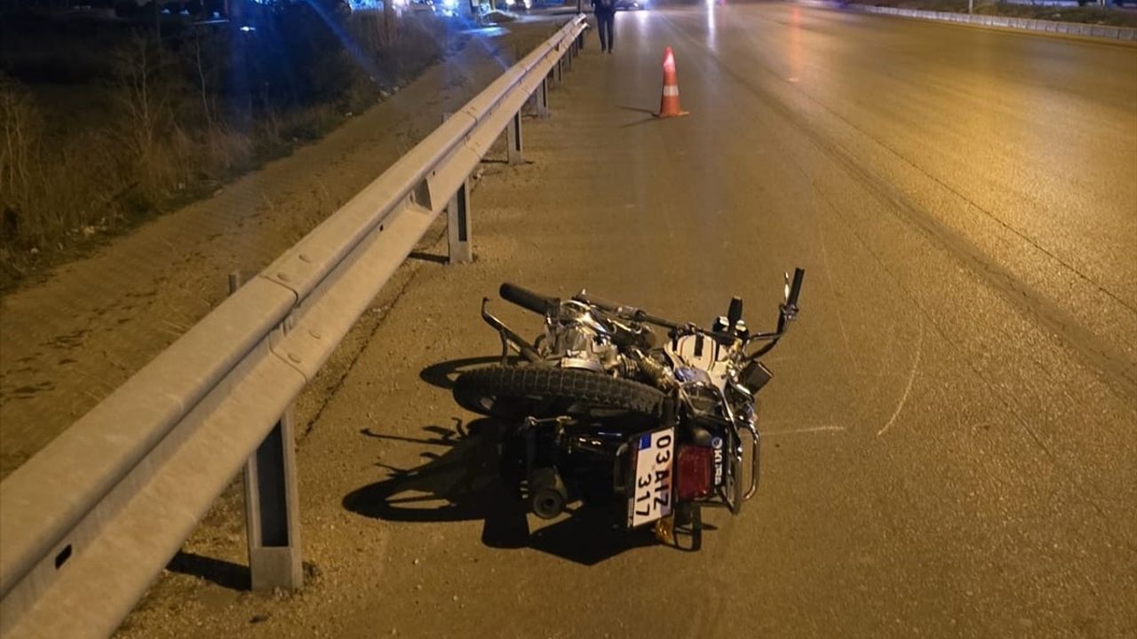 Afyonkarahisar'da Kaza: Otomobil ile Motosiklet Çarpıştı — 1 Çocuk Öldü, 2 Yaralı