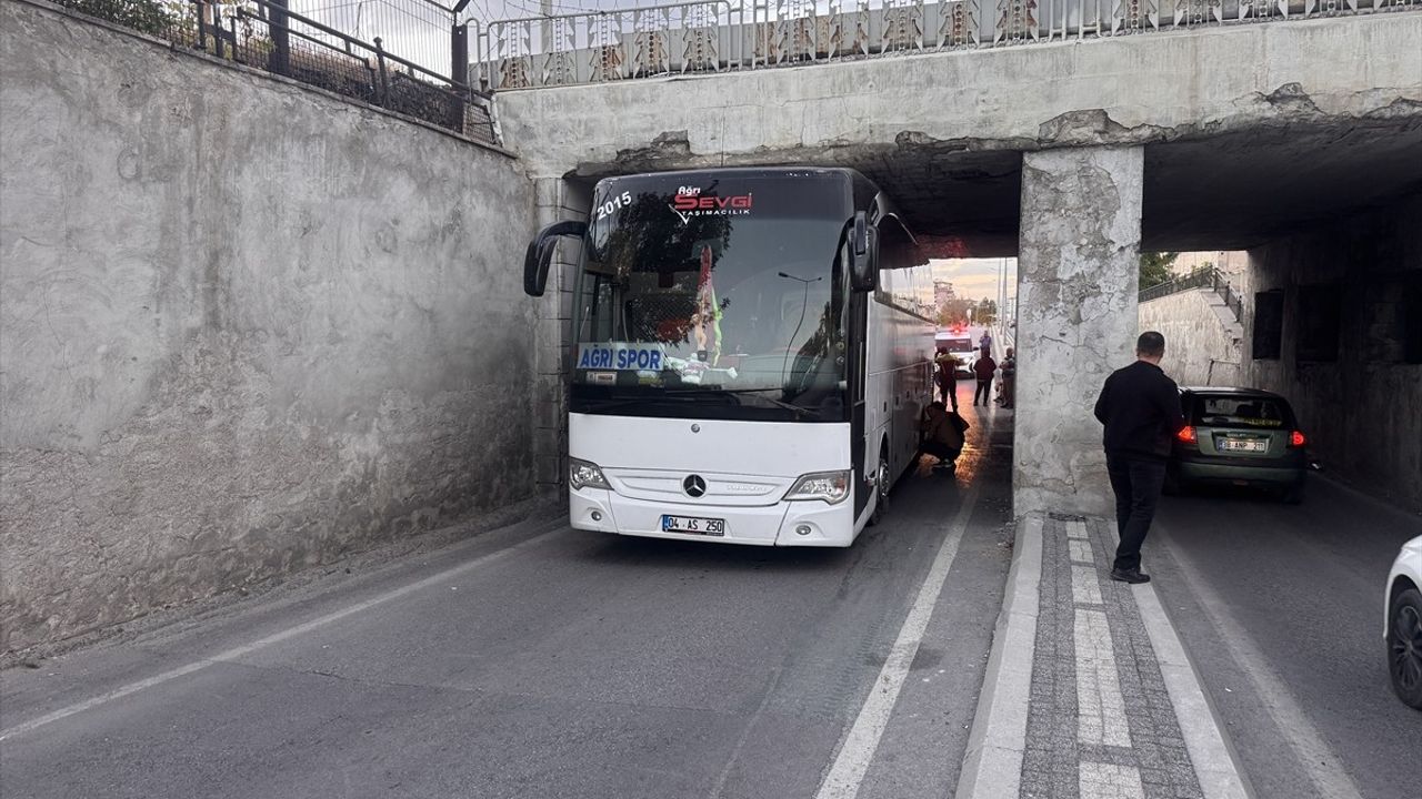 Ağrı 1970 SK Otobüsü Kayseri'de Alt Geçide Sıkıştı