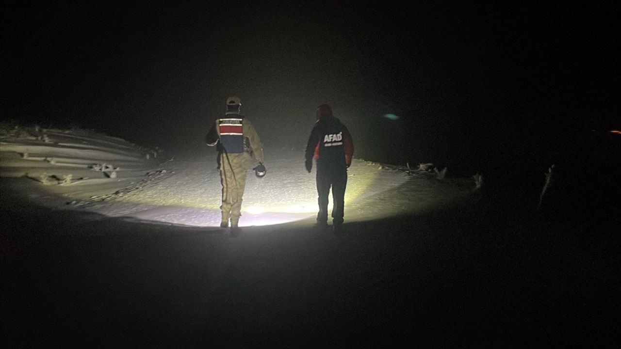 Ağrı'da Balık Gölü yakınında karda mahsur kalan 2 kişi kurtarıldı