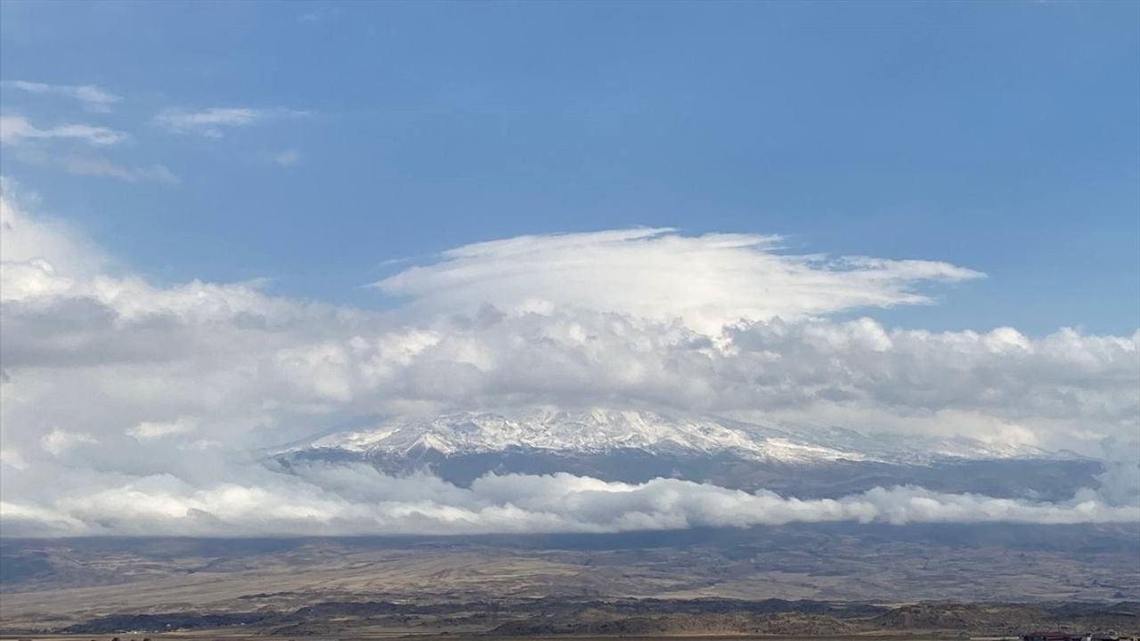 Ağrı Dağı Karla Kaplandı — Doğubayazıt Beyaza Büründü
