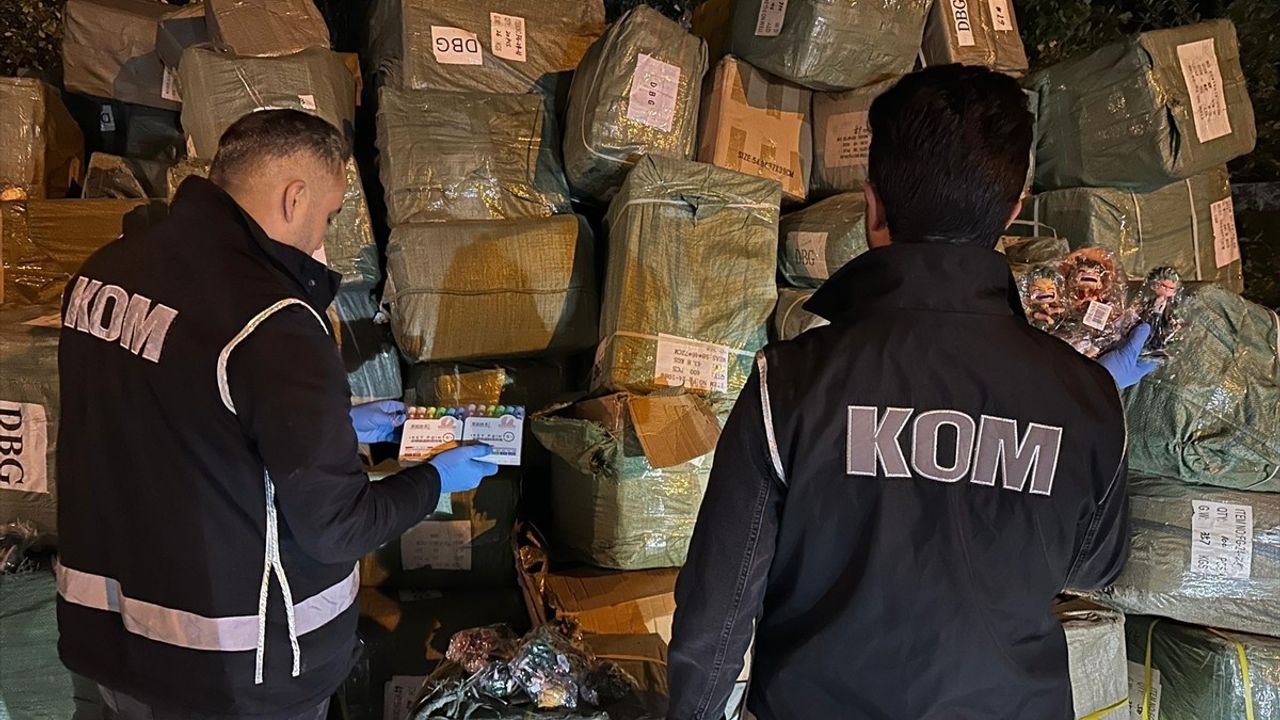 Ağrı'nın Doğubayazıt ilçesinde kaçakçılık operasyonu: 2 şüpheli tutuklandı, 100 bin 906 oyuncak ele geçirildi