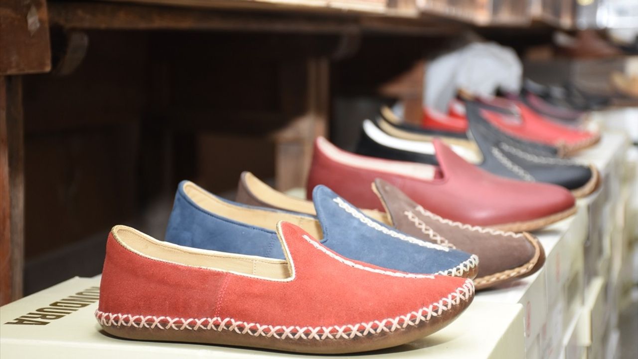 Ahmet Usta Karaman'da El İşi Ayakkabıcılığını Yaşatıyor