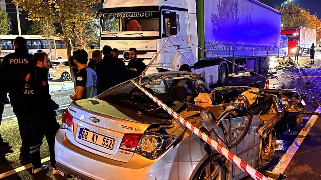 Aksaray'da Tıra Çarpan Otomobilde Ağabey Öldü, Kardeşi Ağır Yaralı