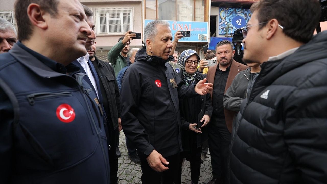 Ali Yerlikaya Sındırgı'da 6,1'lik Deprem Bölgesini İnceledi