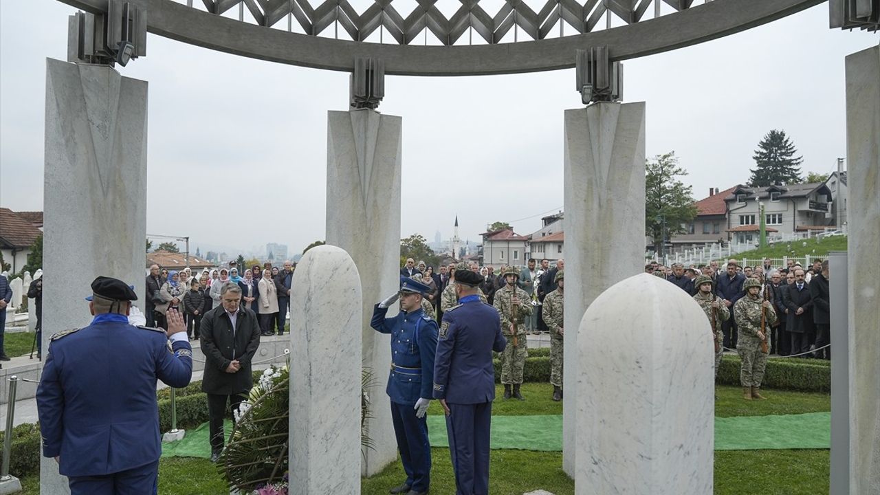Aliya İzetbegoviç Saraybosna'da Kabri Başında Anıldı — 22. Yıl