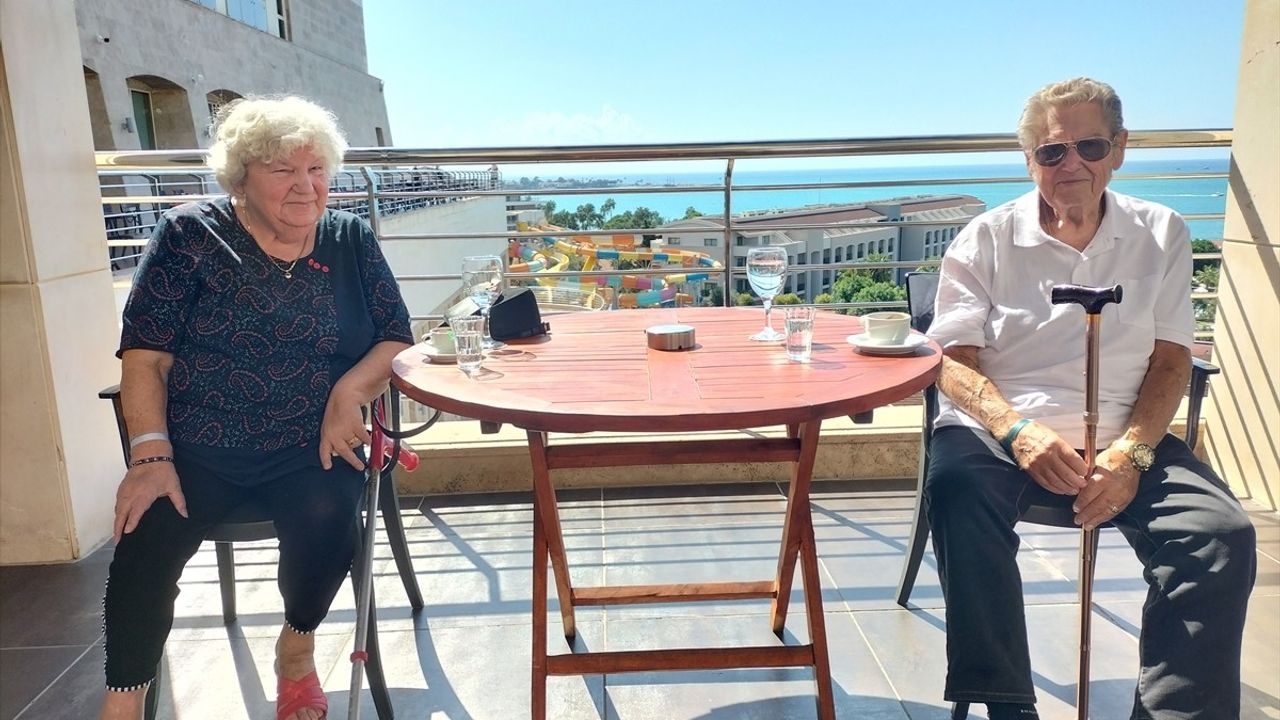 Alman Çift 28 Yıldır Antalya'yı Tercih Ediyor