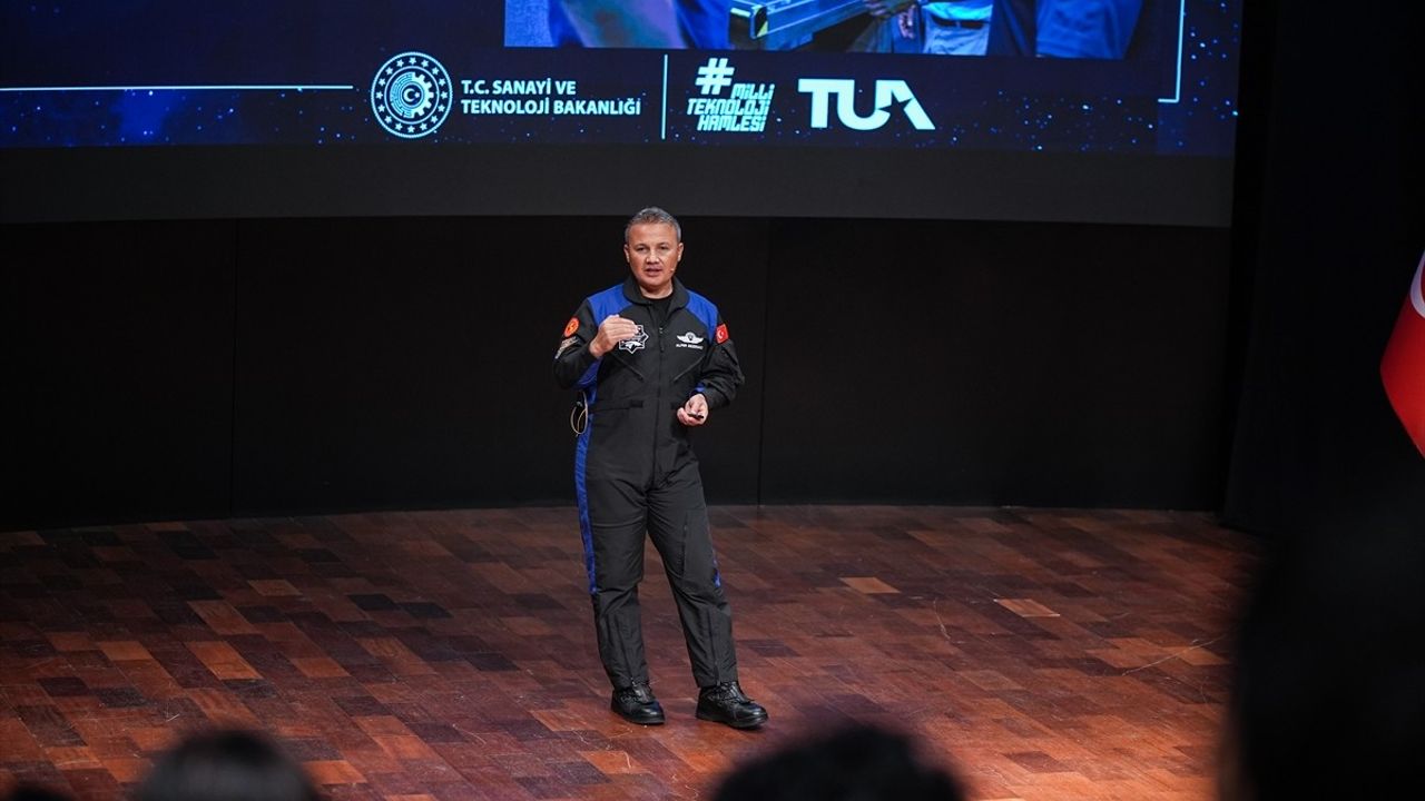Alper Gezeravcı İstanbul'da Gençlerle Buluştu: Türkiye'nin İlk Astronotu Uzay Vizyonunu Anlattı
