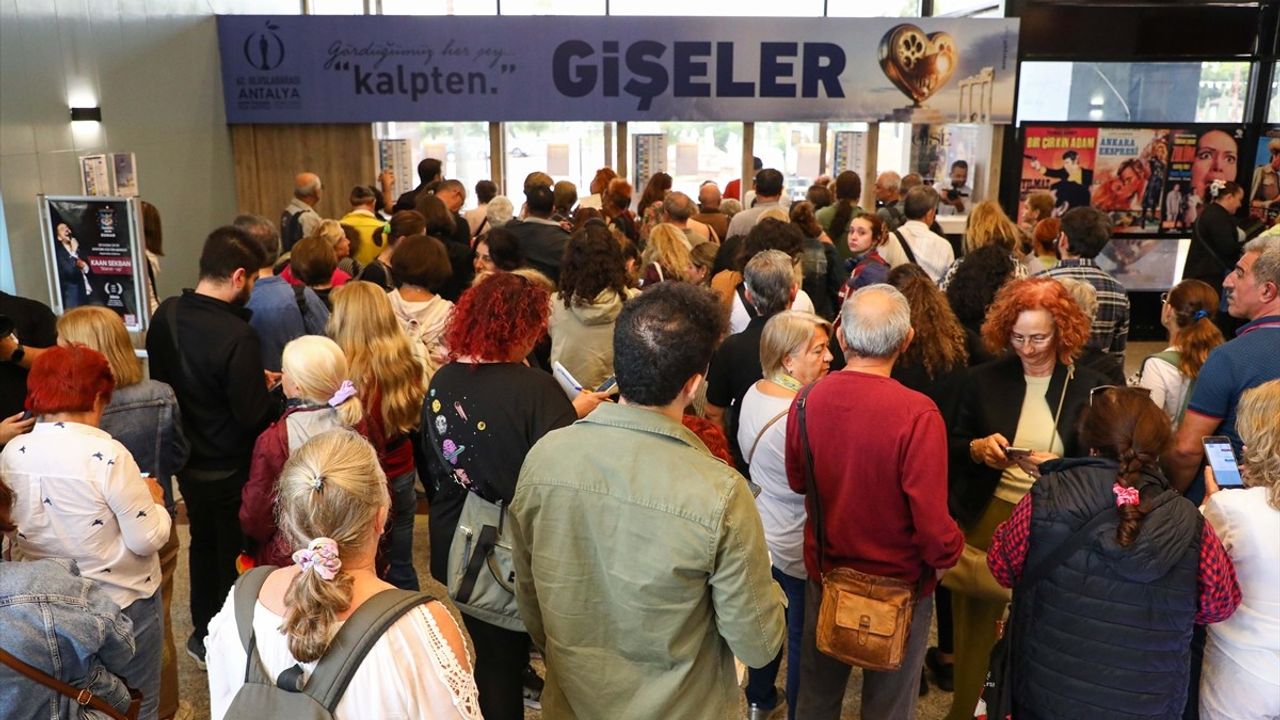 Altın Portakal 62'nci: Antalya'da Biletler Tükeniyor, Kuyruklar Uzun