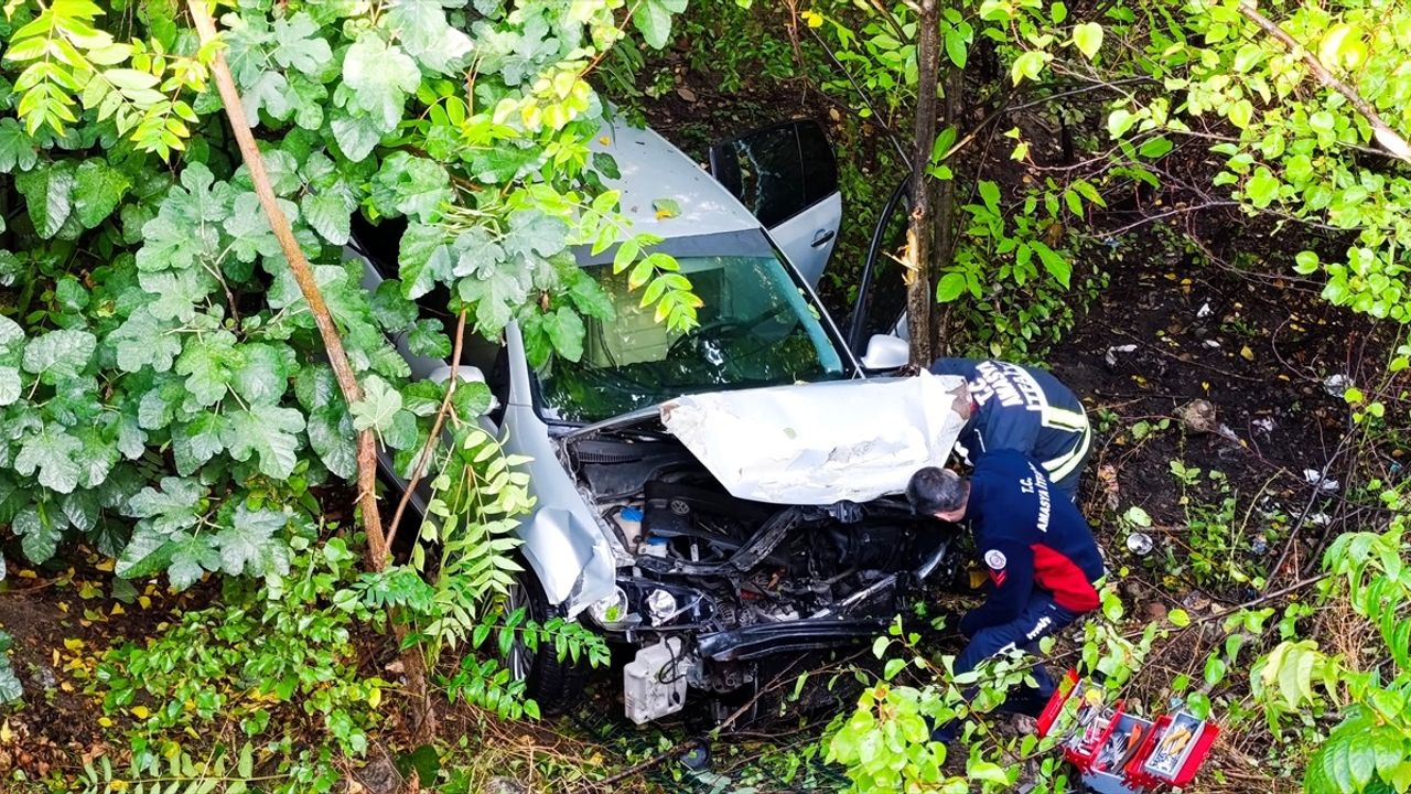 Amasya'da Bahçeye Devrilen Otomobil: 4 Kişi Yaralandı