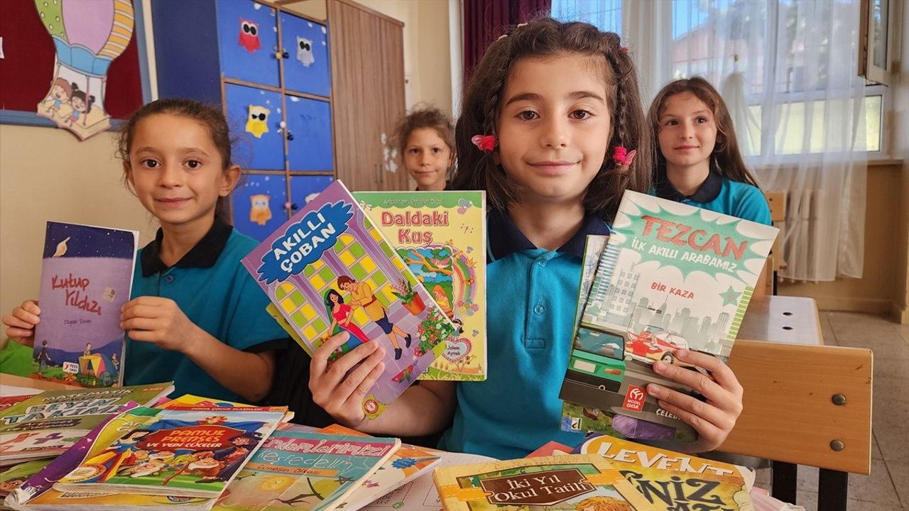 Amasya'dan Ardahan'a 'Kitap Köprüsü': Öğrenciler Kitap ve Kırtasiye Bağışladı