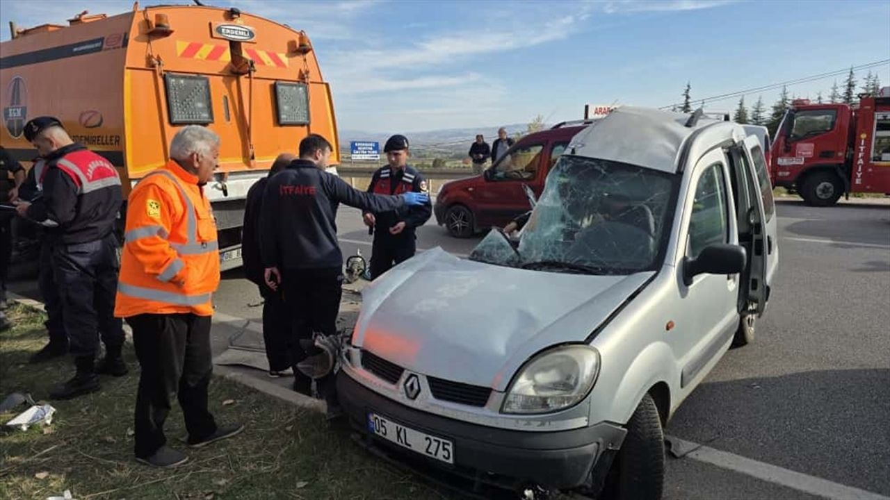 Amasya Gümüşhacıköy'de Kamyonla Çarpışan Araçta 4 Kişi Öldü