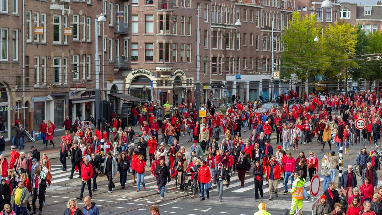 Amsterdam'da 250 Bin Kişi 'Kırmızı Çizgi' ile Hükümeti Protesto Etti