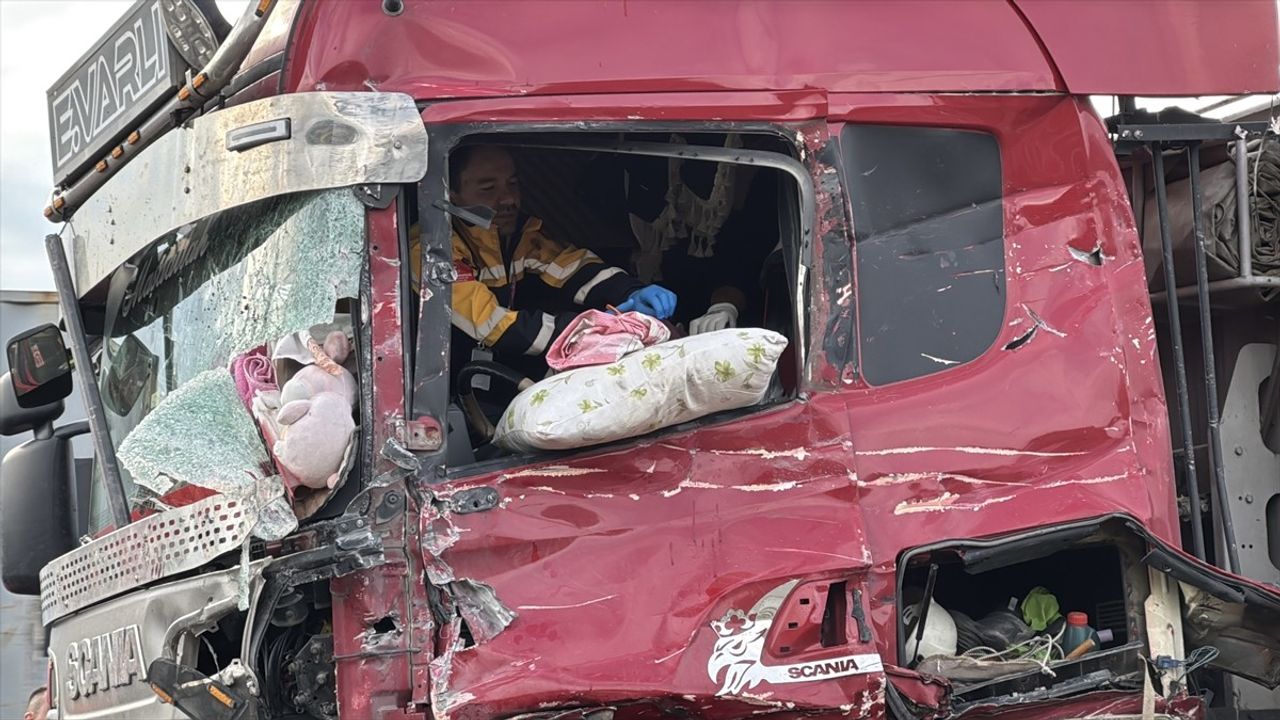 Anadolu Otoyolu Bolu'da Tır Bariyere Çarptı: Sürücü Yaralandı