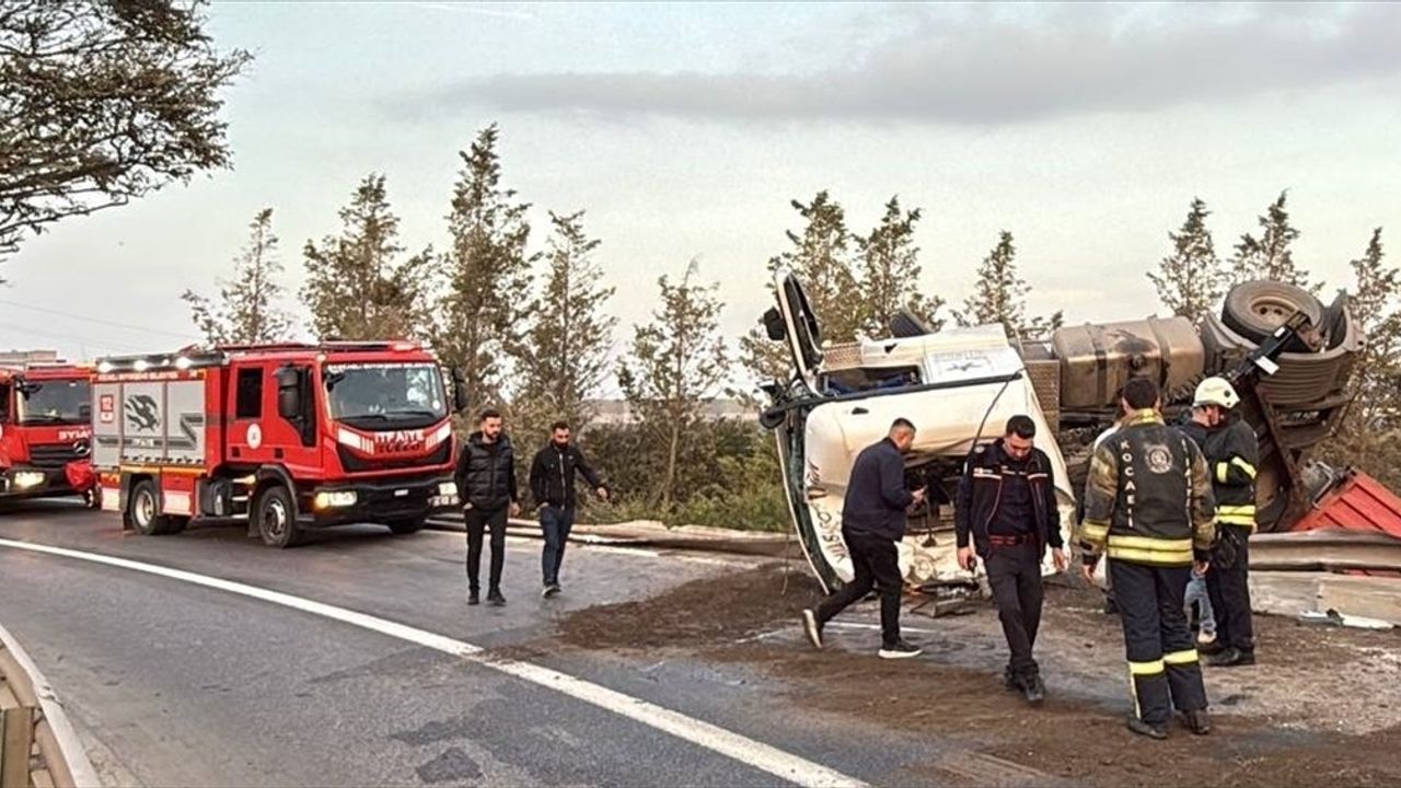 Anadolu Otoyolu Gebze Gişeleri Bağlantı Yolunda Tır Devrildi: Sürücü Yaralandı