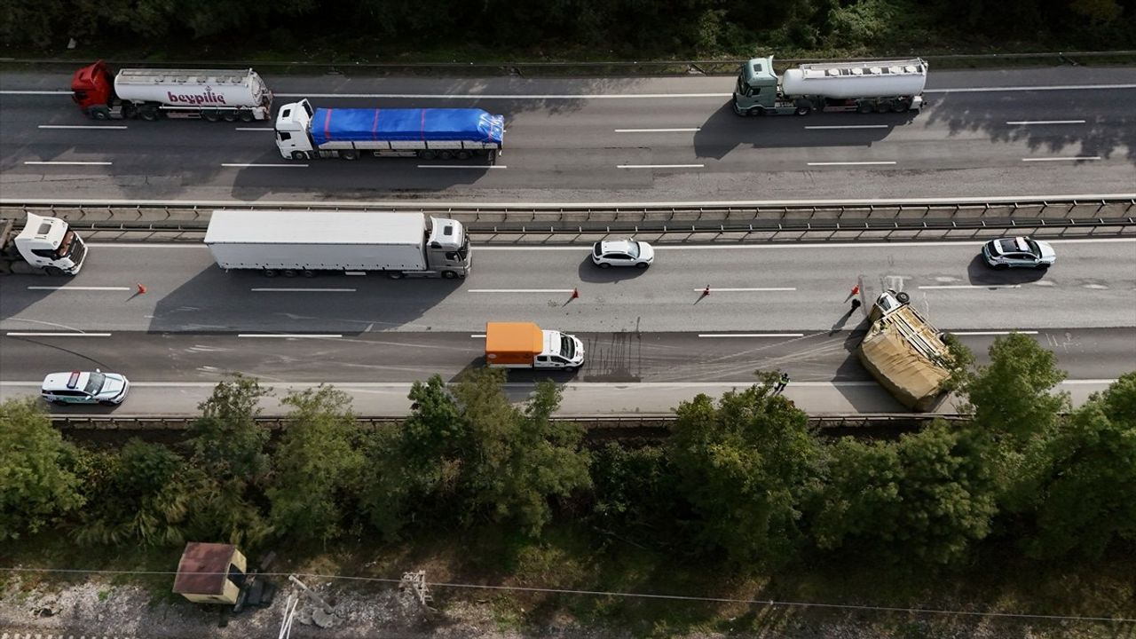 Anadolu Otoyolu Sakarya'da Devrilen Kamyonet Trafiği Aksattı