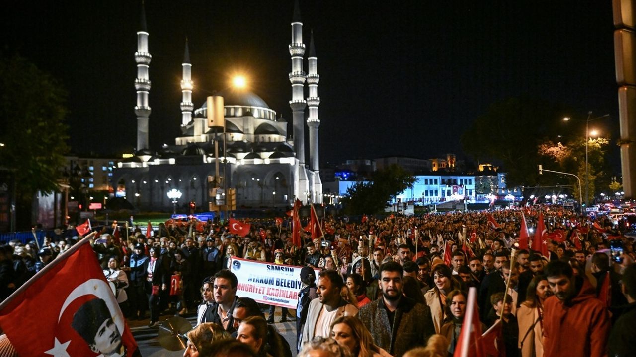 Ankara'da 29 Ekim Fener Alayı: Mansur Yavaş Kızılay'dan Birinci Meclis'e Yürüdü