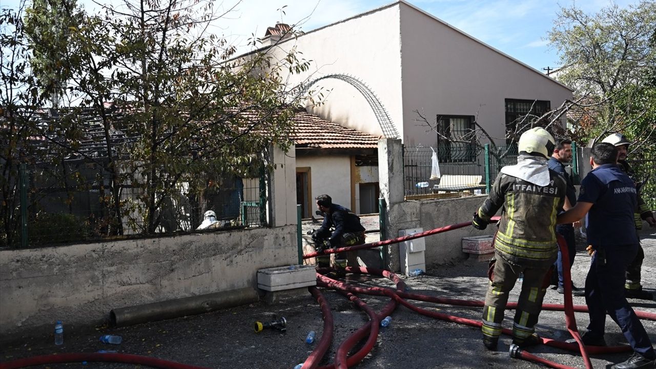 Ankara Sincan'da Gecekondu Yangını: Kullanılamaz Hale Geldi