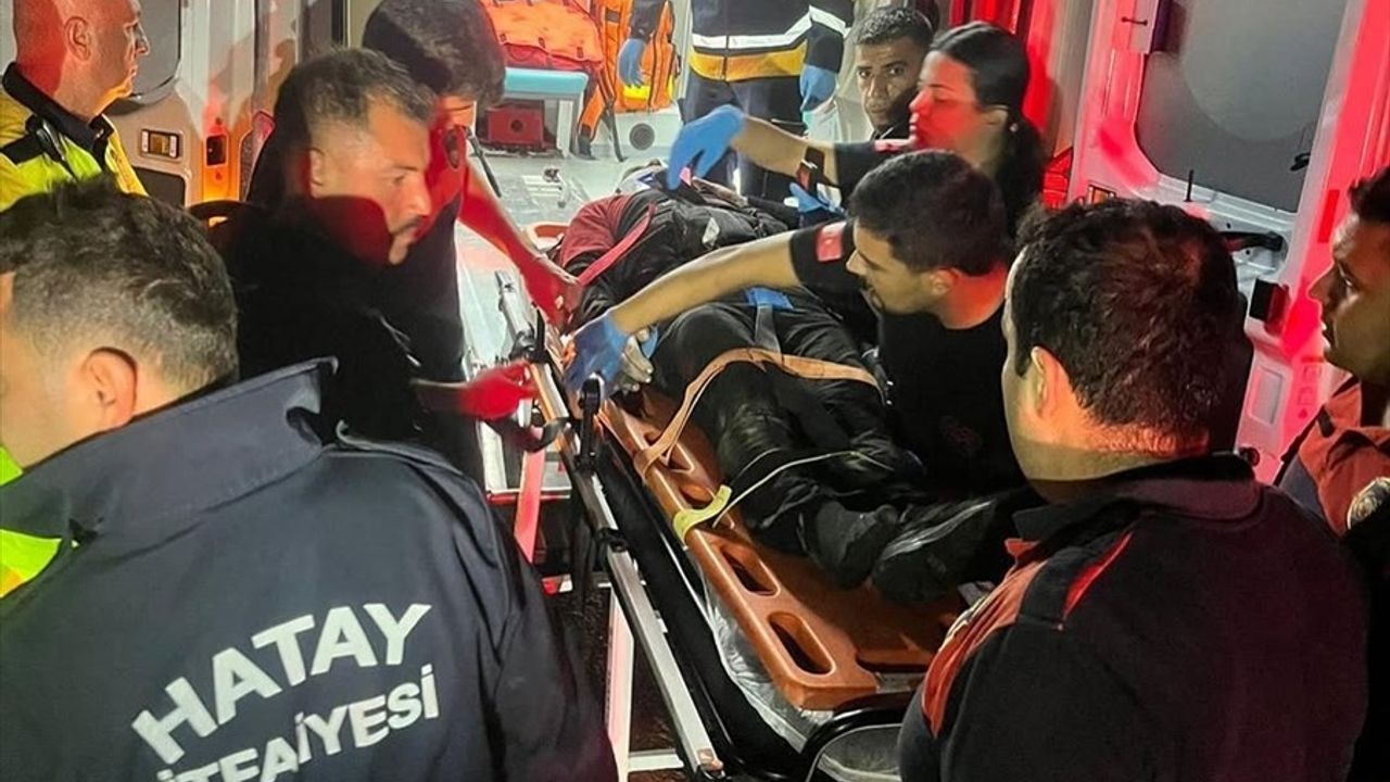 Antakya'da Asi Nehri'ne Devrilen Üç Tekerlekli Elektrikli Motosikletin Sürücüsü Yaralandı