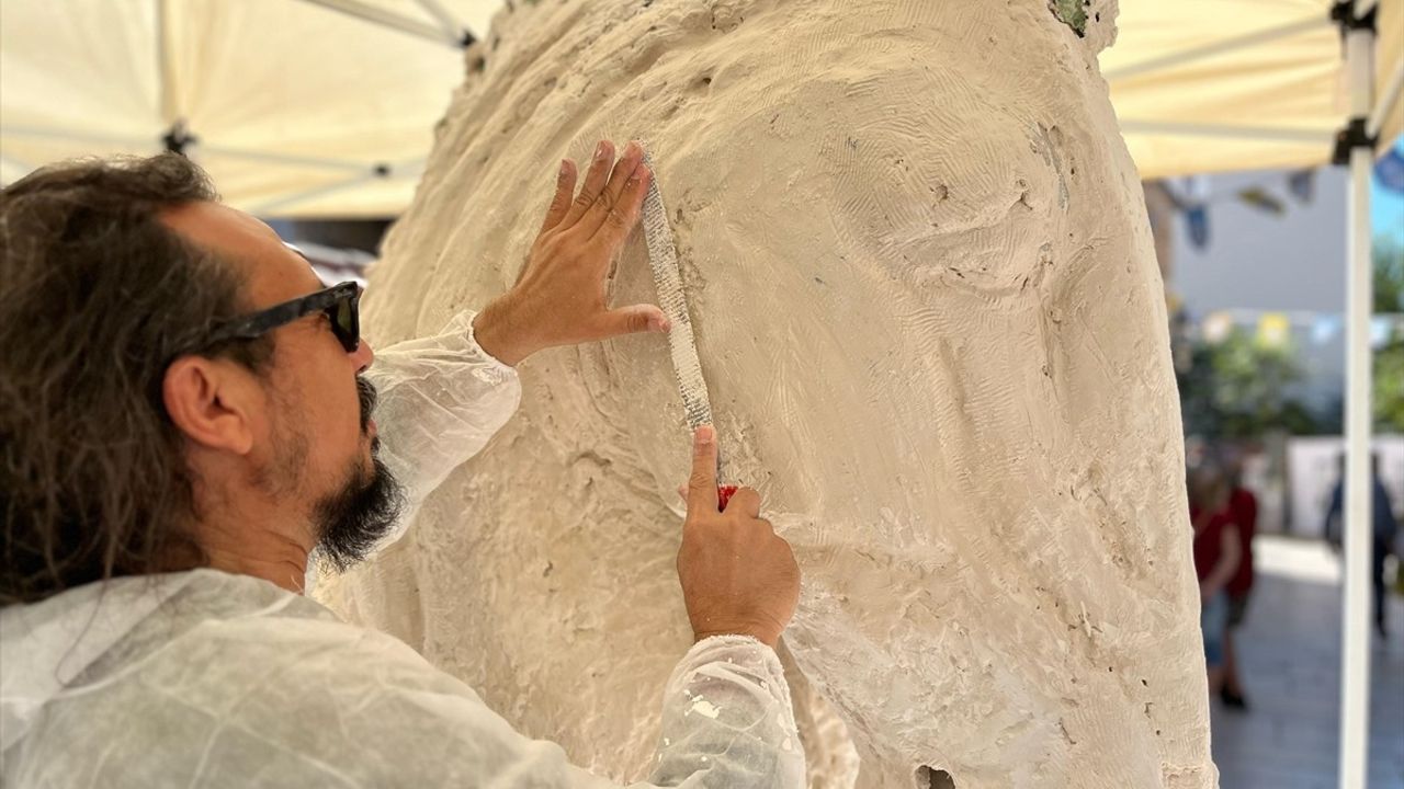 Antalya'da 10. Uluslararası Kaleiçi Old Town Festivali'nde 'İnsanlık Hali' ve Canlı Heykel