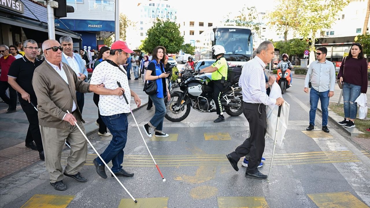 Antalya'da Beyaz Baston Güvenlik Günü Yürüyüşü: 'Kılavuz Çizgisini Terk Et, Beyaz Bastonu Fark Et'