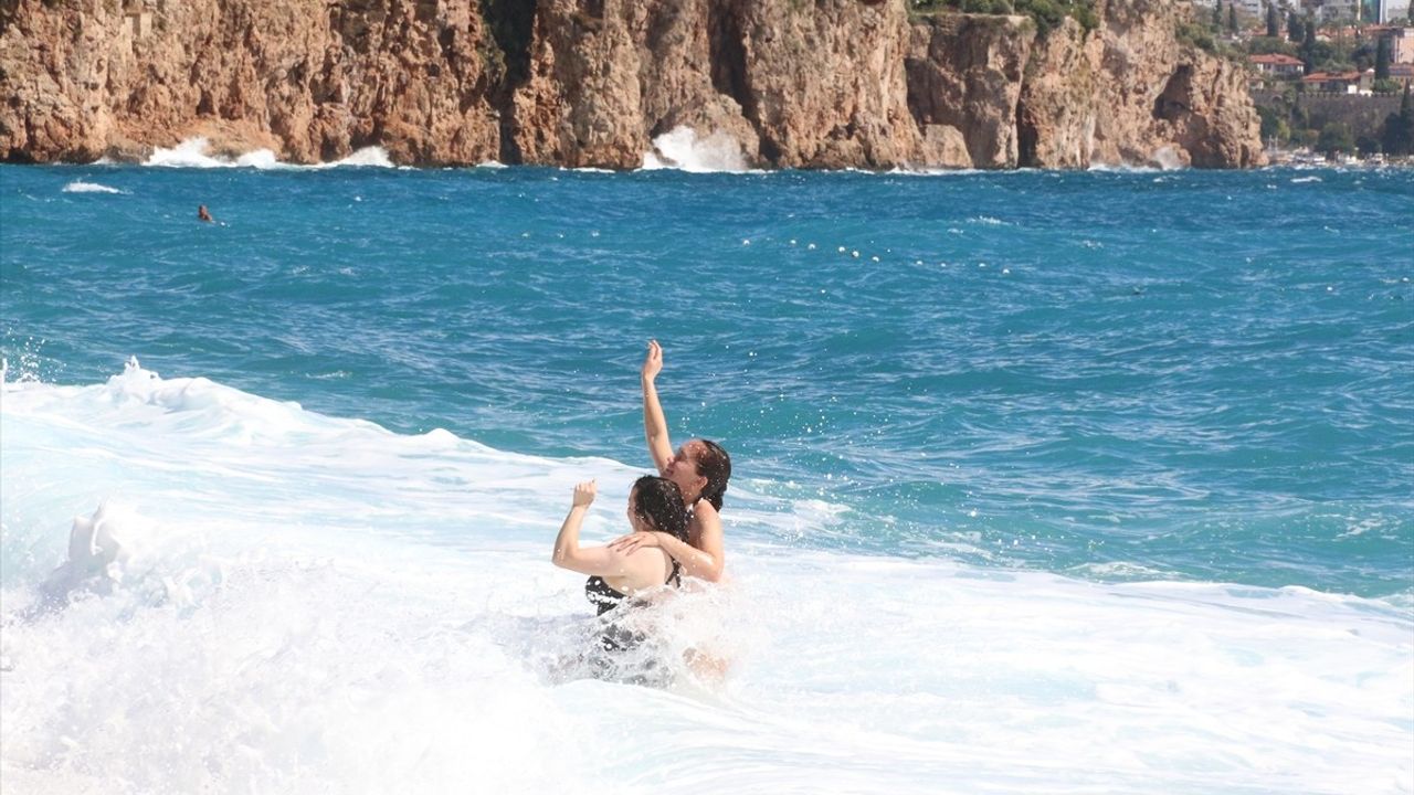 Antalya'da Dalgalara Rağmen Yabancı Turistler Denize Girdi