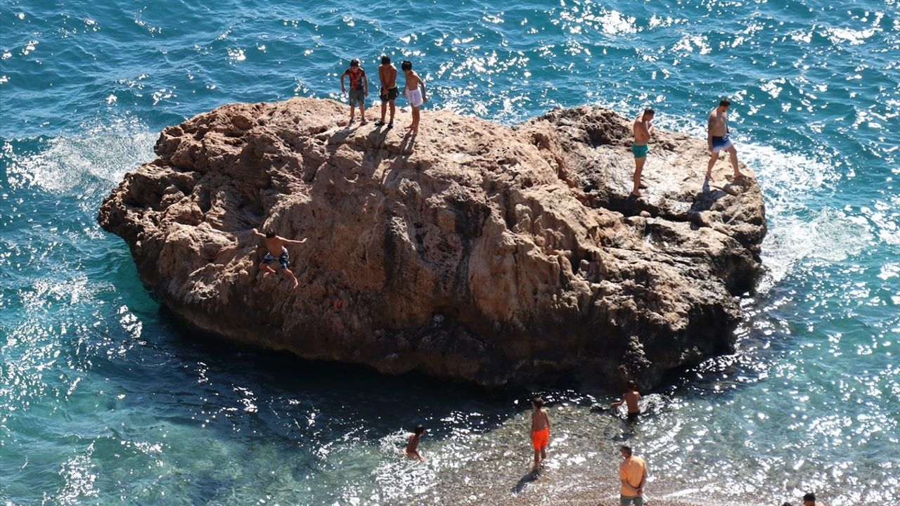 Antalya'da Hava 28 derece: Konyaaltı Sahili'nde Hareketlilik