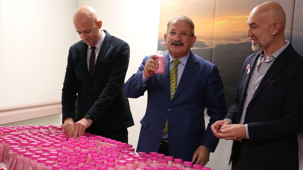 Antalya'da Pembe İçecekle Meme Kanseri Farkındalığı — Risk %60'a Kadar Azalabilir