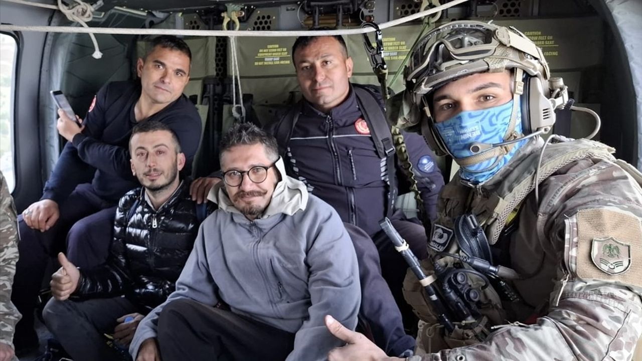 Antalya'da Saksağan Dağı'nda Mahsur Kalan Jeoloji Mühendisleri Helikopterle Kurtarıldı