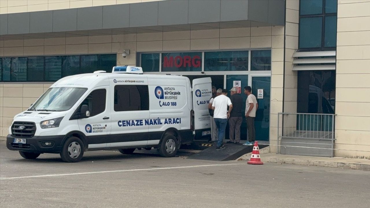 Antalya Döşemealtı'da Trafik Kazası: 1 Ölü, 3 Yaralı