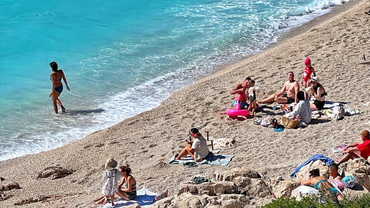 Antalya Kaş'ta Güneşli Hava Sahilleri Doldurdu: Tatilciler Denize Girdi