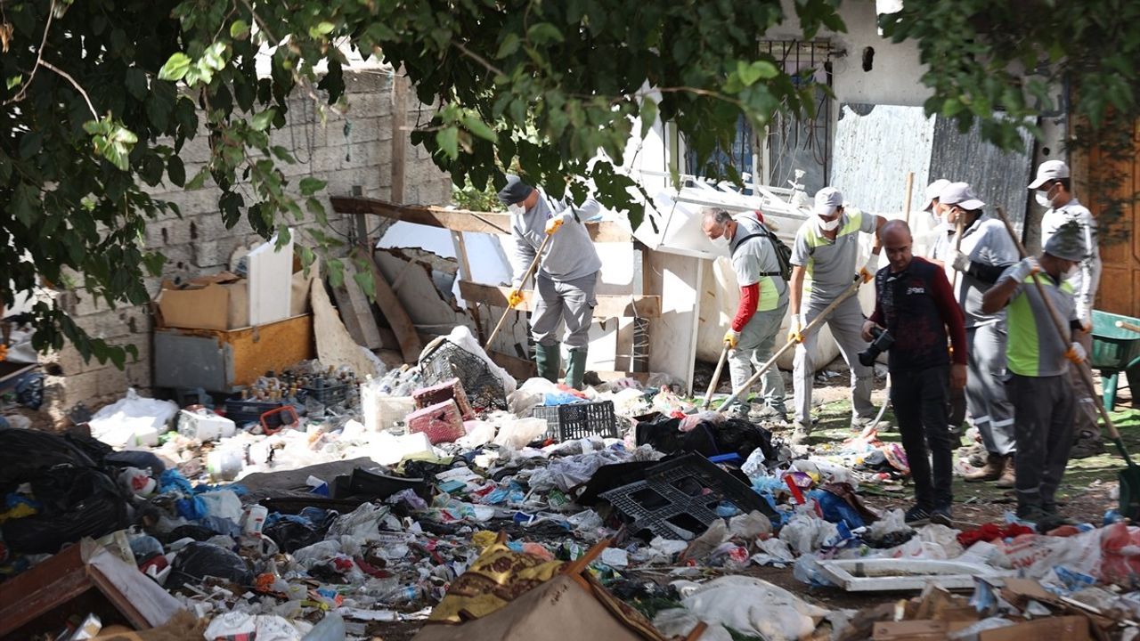 Antalya Kepez'te 8 Müstakil Evden Tonlarca Çöp Çıkarıldı