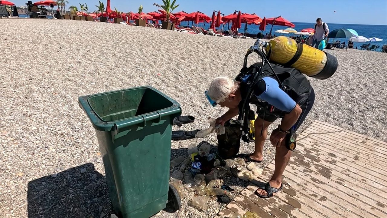 Antalya Konyaaltı'nda Prof. Dr. Mehmet Gökoğlu'ndan Deniz Dibinde Plastik Şişe Temizliği