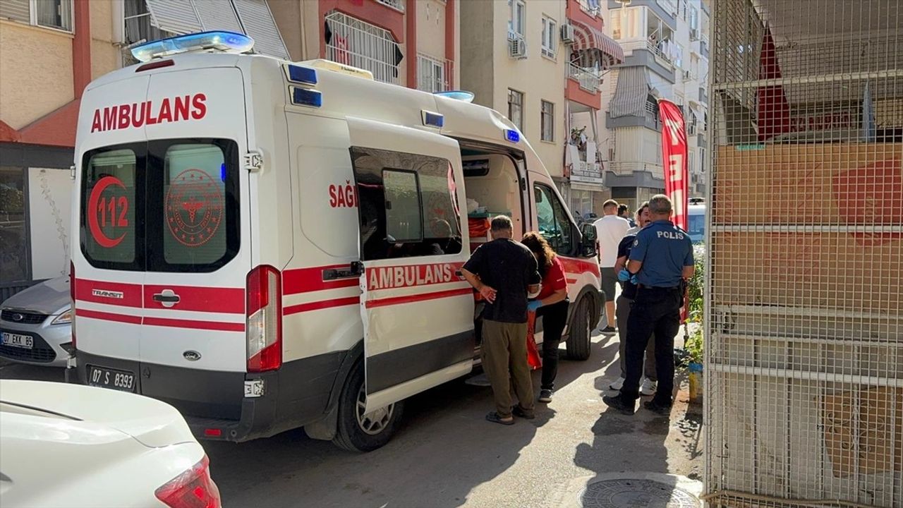 Antalya Muratpaşa'da Komşular Arasında Bıçaklı Kavga: 1 Yaralı