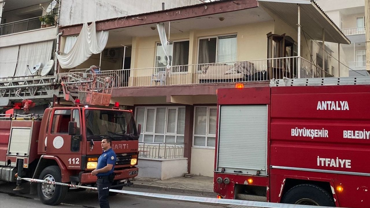Antalya Serik'te Ev Yangınında Muhabbet Kuşu İtfaiye Tarafından Kurtarıldı