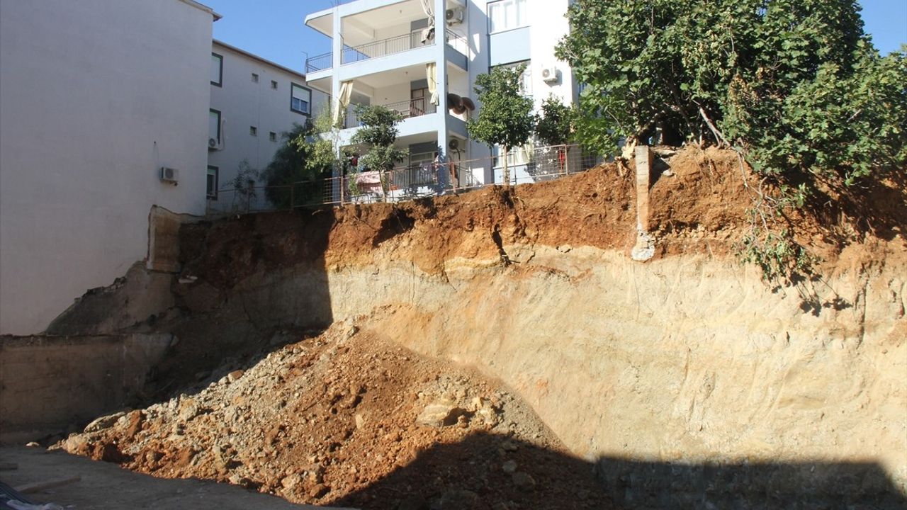 Antalya Serik'te Göçük: Tahliye Edilen Ailelerin Bekleyişi Sürüyor