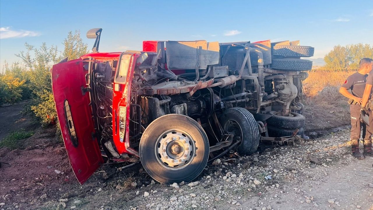 Antalya Serik'te İtfaiye Aracı Kaza Yaptı: 2 Kişi Yaralandı