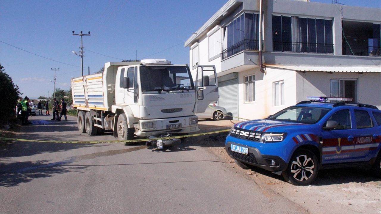 Antalya Serik'te Kamyonla Motosiklet Çarpışması: 1 Ölü