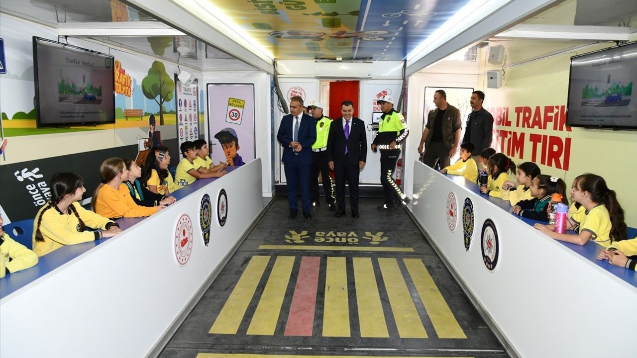 Ardahan'da Çocuklar Mobil Trafik Eğitim Tırı ile Trafik Kurallarını Öğrendi