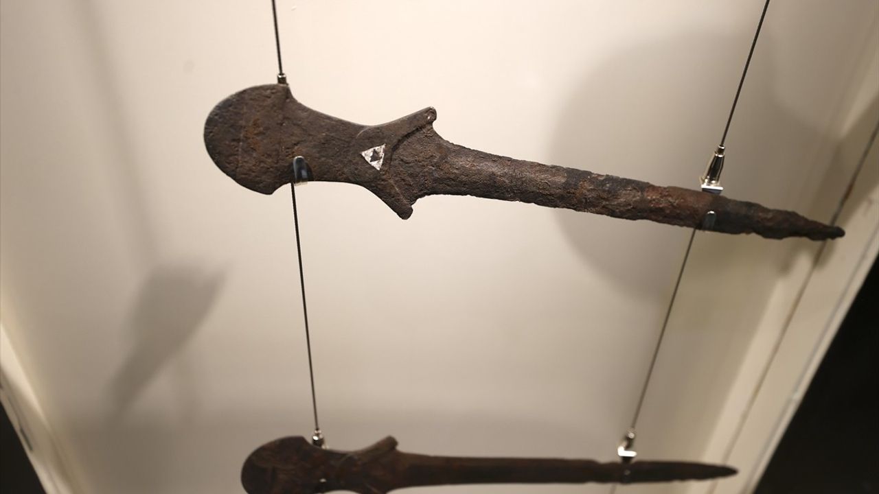 Arslantepe Höyüğü'nde yaklaşık 5 bin 500 yıllık 9 kılıç tarihe ışık tutuyor