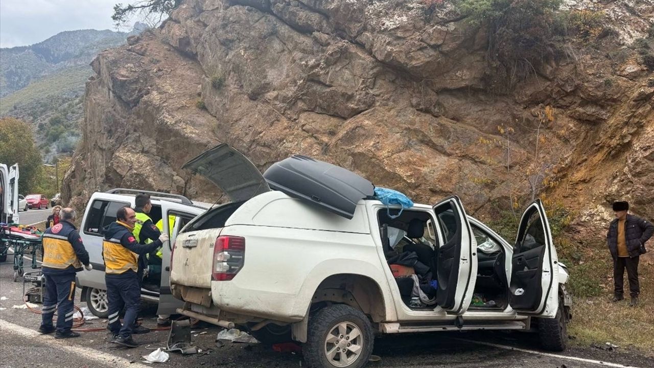 Artvin'de Üç Araçlı Kaza: 4 Kişi Yaralandı