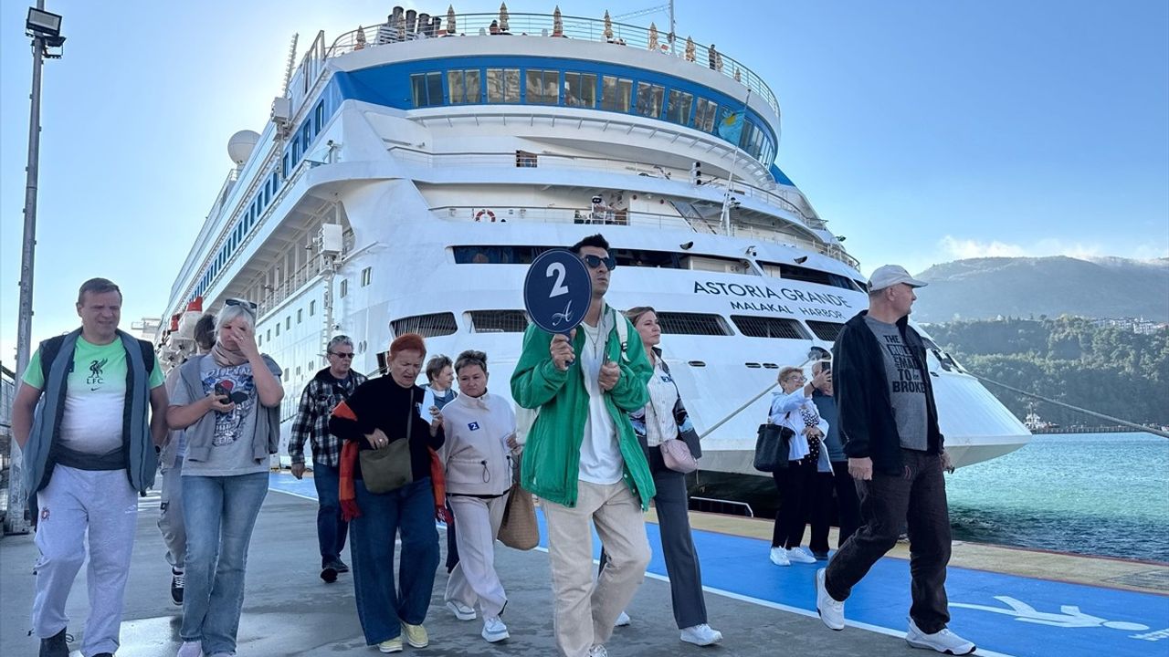 Astoria Grande 947 yolcuyla Amasra'ya demirledi