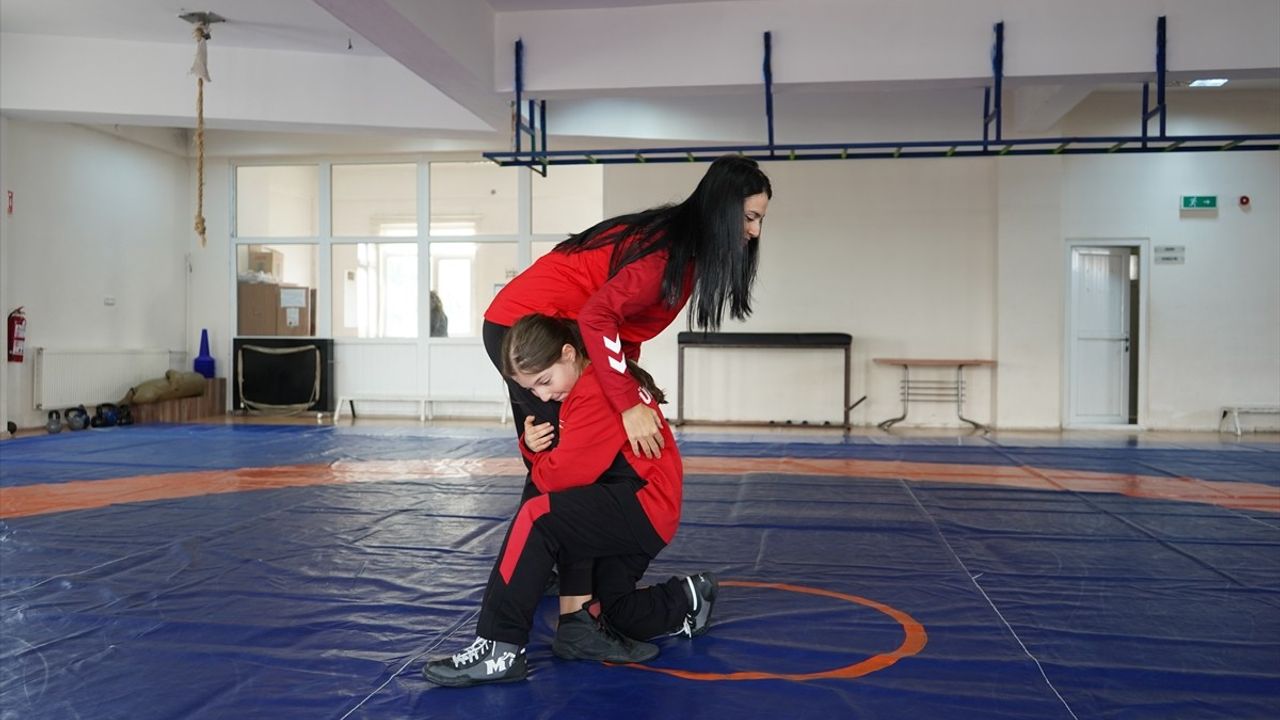 Asya Örnek 2,5 Ayda Türkiye Şampiyonu Oldu: Yetenek Taraması Güreşe Yönlendirdi