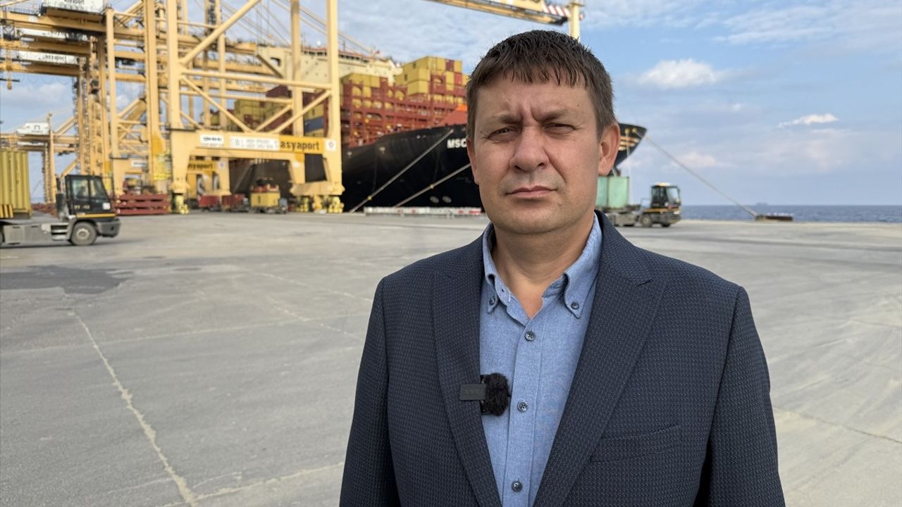 Asyaport Limanı'nda 21 Yaşındaki Vinç Operatörü Şifa Çuhadar 22 Metrede