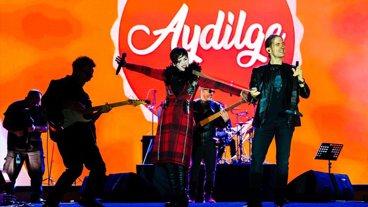 Aydilge'den Malatya Kültür Yolu Festivali'nde Filistin'e Destek