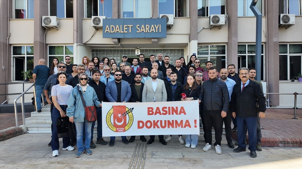 Aydın'da Gazeteciler Meslektaşlarının Darbedilmesine 'Basına Dokunma' Pankartıyla Tepki Gösterdi