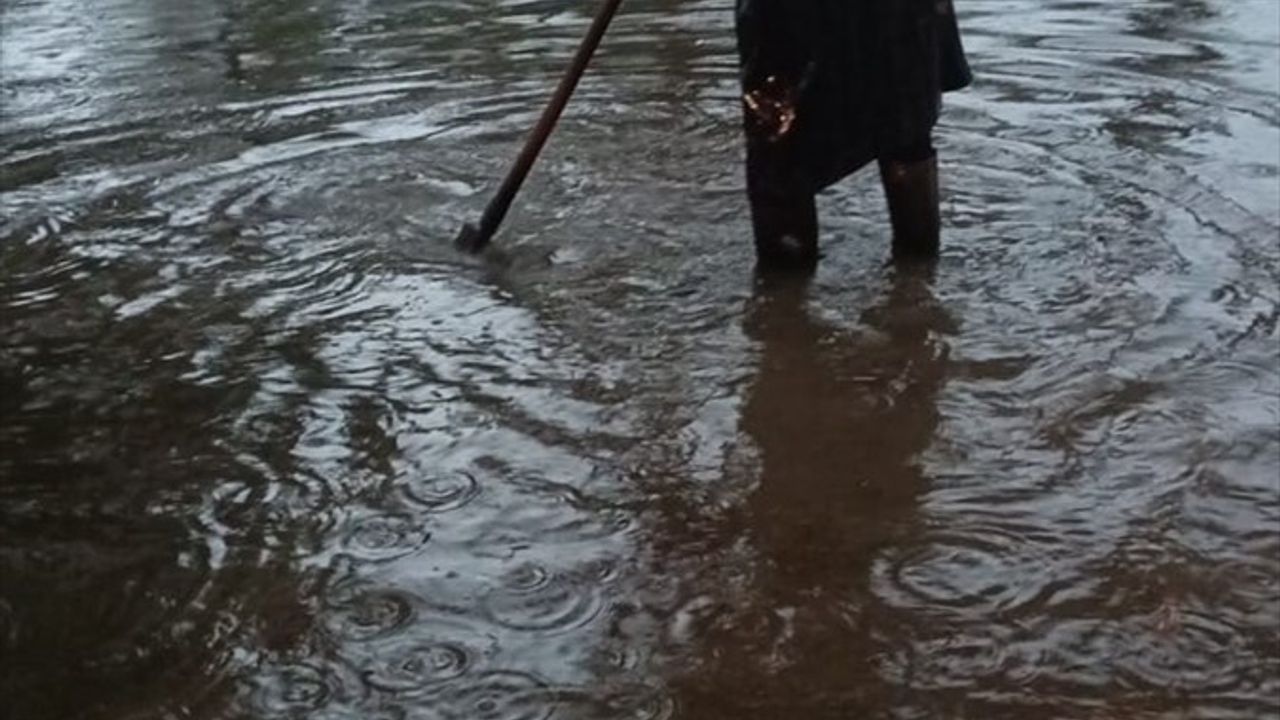 Aydın'da Sağanak Trafiği Aksattı: Aydın-Denizli Yoluna Çamur Taştı