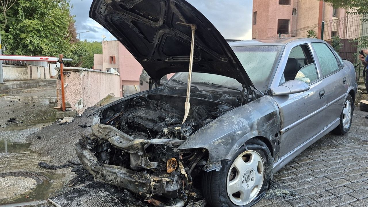 Aydın'da Seyir Halindeki Otomobil Alev Aldı: 39 DR 201 Kullanılamaz Hale Geldi