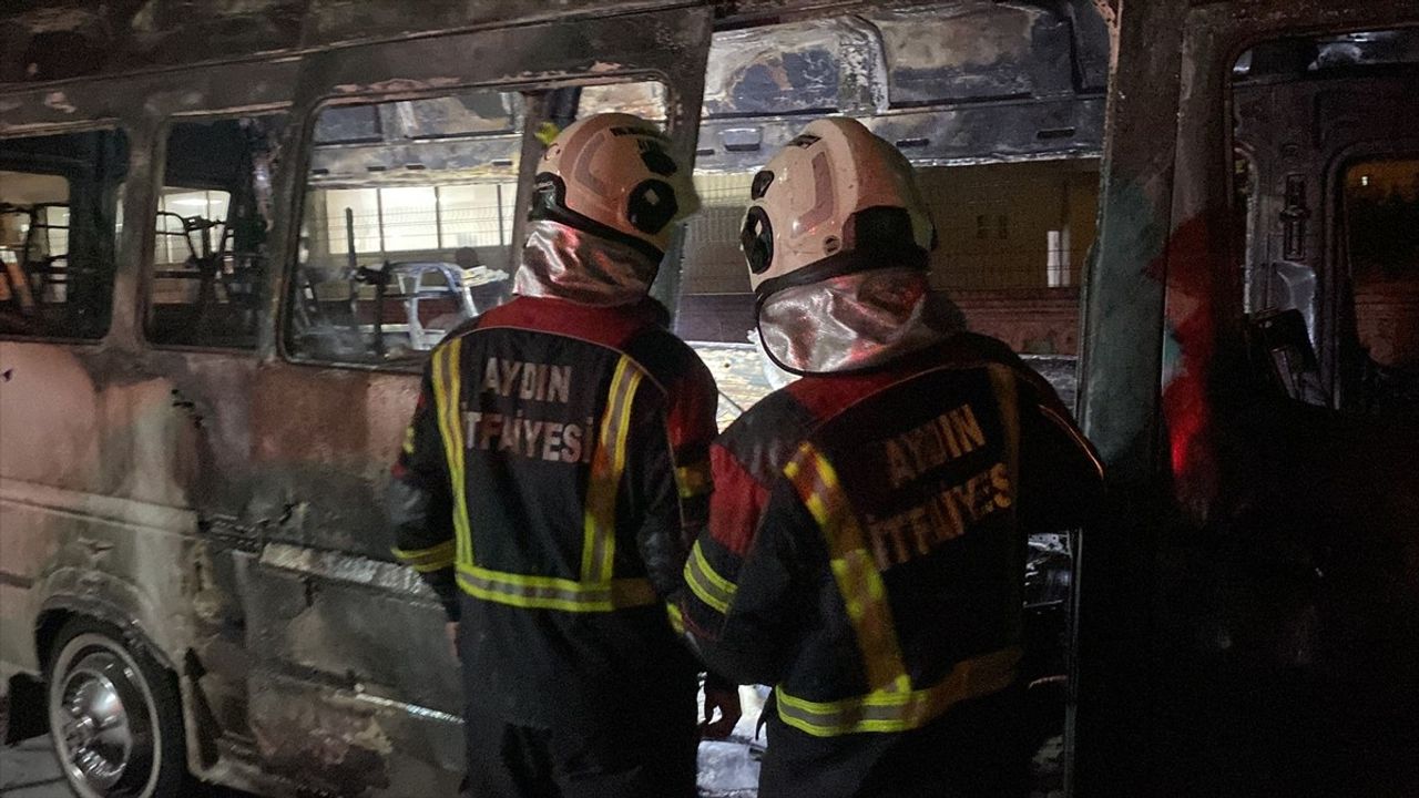 Aydın Nazilli'de Park Halindeki Minibüs Yandı, Araç Kullanılamaz Hale Geldi