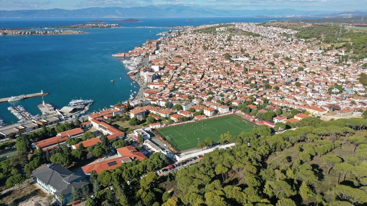 Ayvalık'ta Hüsnü Uğural Stadı: Ağaç Gölgesinde Deniz Manzaralı Maç Keyfi