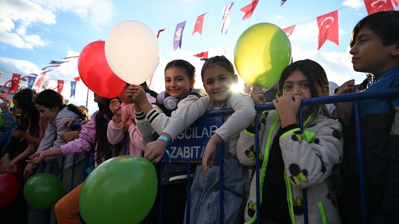 Bağcılar'da Gazze'deki Kız Çocukları İçin Balonlar Gökyüzüne Bırakıldı